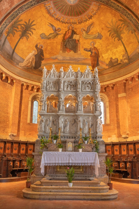 Túmulo de Santo Agostinho em uma basílica, na Itália. 