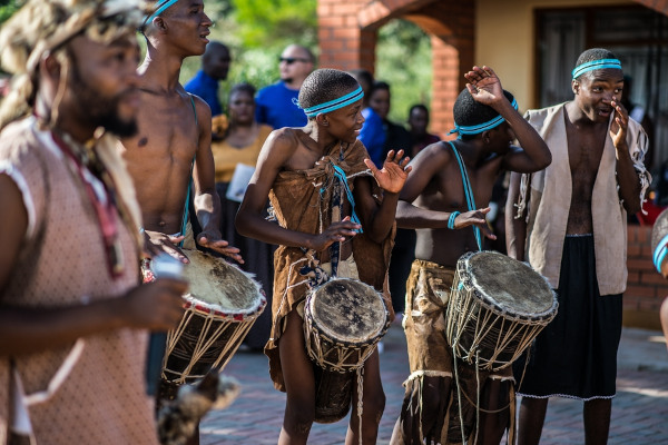 Dança tradicional em Botsuana, uma referência à história e cultura africana. Dança tradicional em Botsuana, uma referência à história e cultura africana.