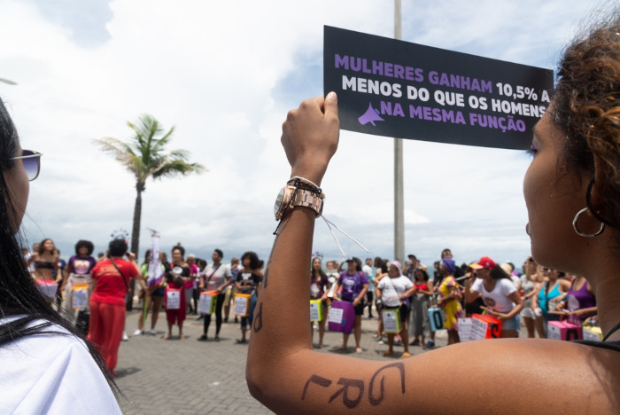 Mulheres lutando pelo fim da desvalorização do trabalho das mulheres, um exemplo de machismo.