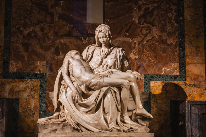 Pietà, uma das mais famosas esculturas de Maria.[2]