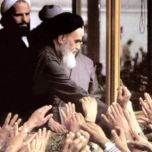 Ruhollah Khomeini sendo recebido pelo povo como seu líder supremo, em 1979, durante a Revolução Iraniana.