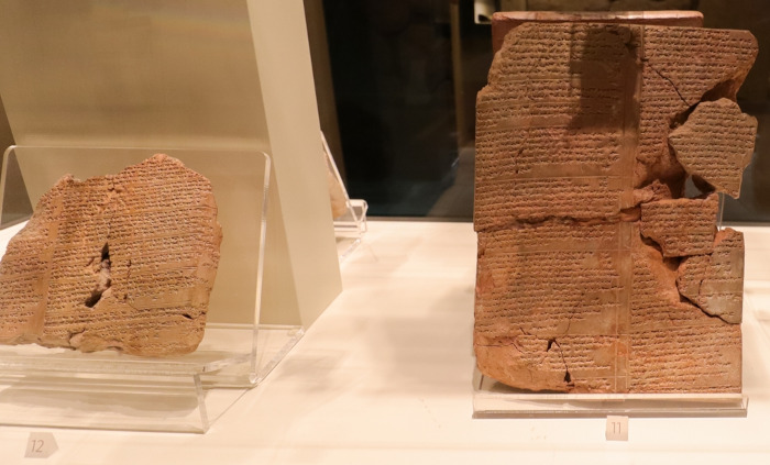 Blocos de pedra com escrita cuneiforme em exposição no Museu das Civilizações da Anatólia, na Turquia. [1]
