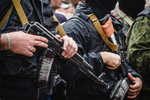 Homens segurando arma de fogo, representando a milícia. Homens segurando arma de fogo, representando a milícia.