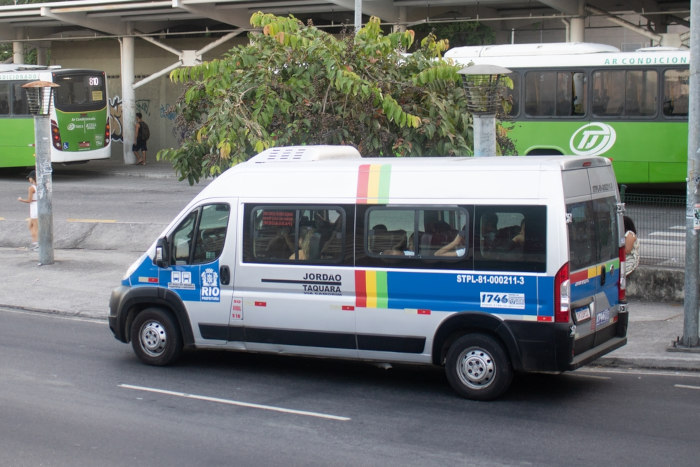 Uma van no Rio de Janeiro, tipo de transporte que paga taxas à milícia.
