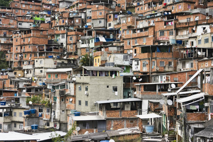 Favela da Rocinha em texto sobre milícia.