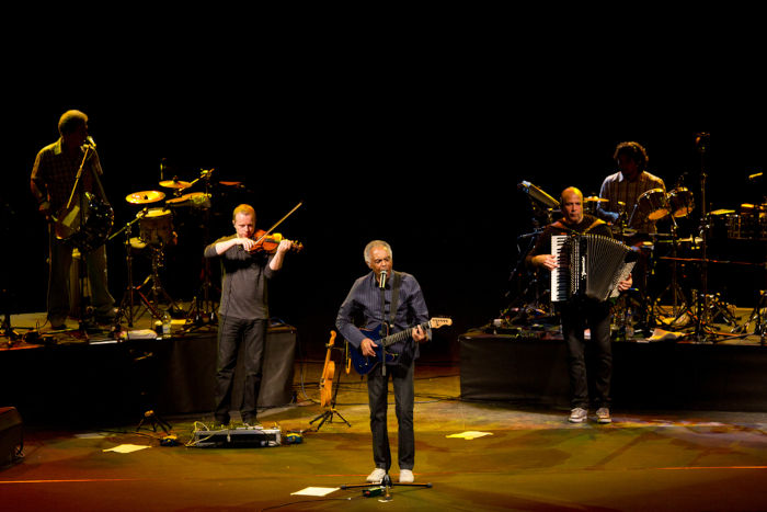 Gilberto Gil se apresentando em um show na Eslovênia.