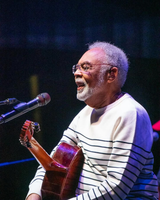 Gilberto Gil fazendo show da turnê “Aquele Abraço Tour”.