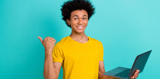 Estudante com óculos digitando no computador