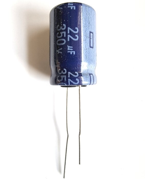 Capacitor usado em circuitos elétricos.