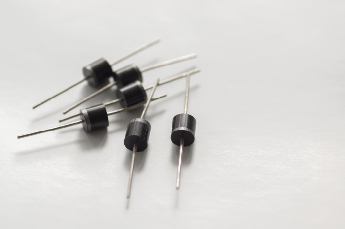 Diodos usados em circuitos elétricos.