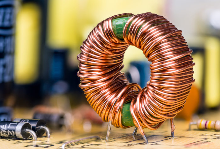 Fios de cobre enrolados em círculo, tipo de indutor usado em circuitos elétricos.