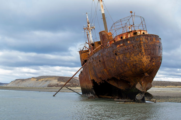 Navio abandonado tomado por corrosão.