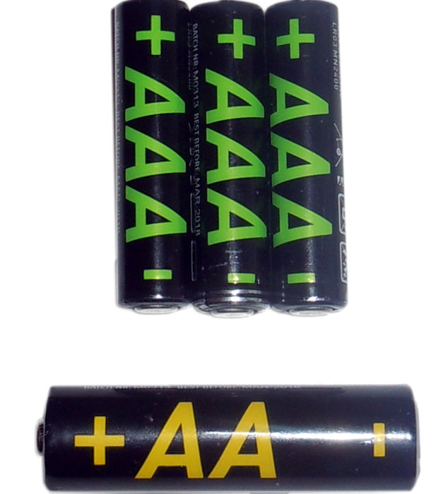 Pilhas alcalinas AA e AAA.