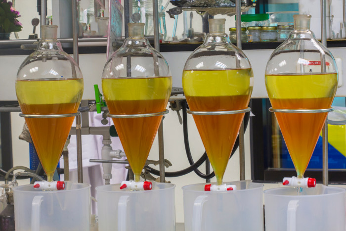 Separação de misturas em funis feita por decantação em um laboratório.