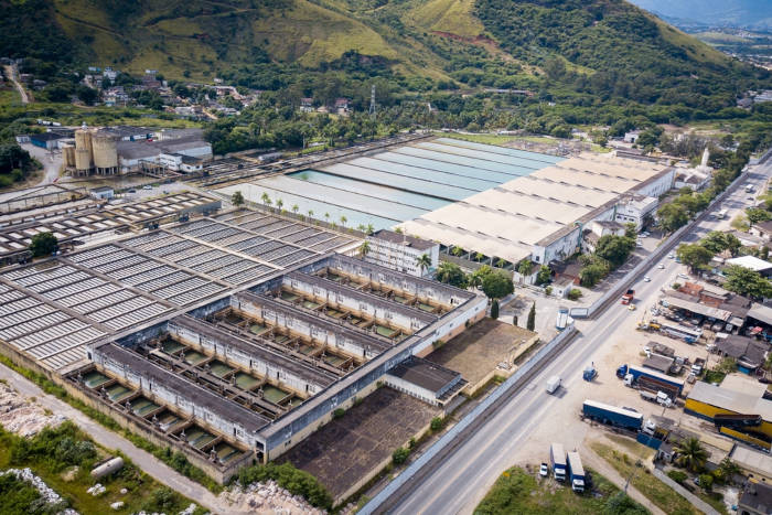 Vista aérea de uma estação de tratamento de água onde ocorrem diversos métodos de separação de misturas.