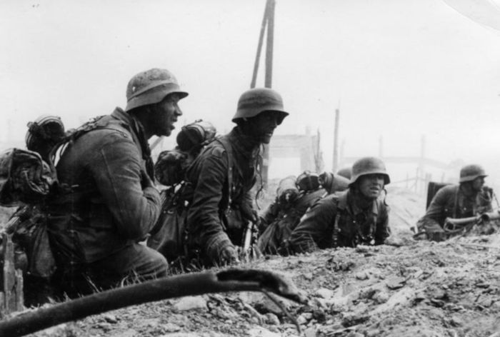 Soldados alemães em posição, no final do outono de 1942, durante a Batalha de Stalingrado.[1].[Imagem_principal]