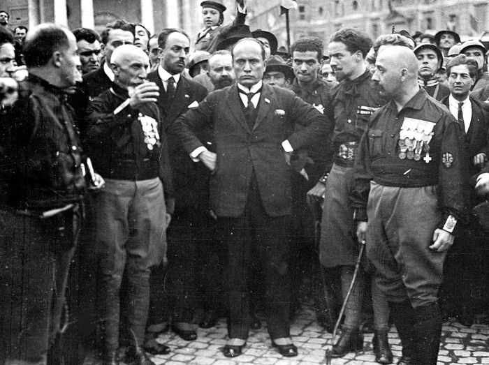 O fundador do fascismo italiano, Benito Mussolini, rodeado pelos “camisas negras” em 1922.
