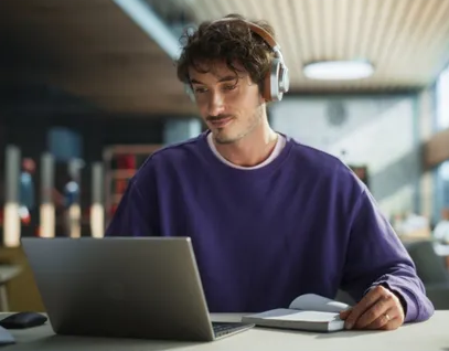 estudante em frente a notebook