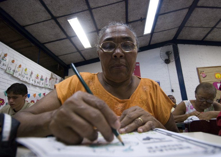 Senhora fazendo prova do Encceja