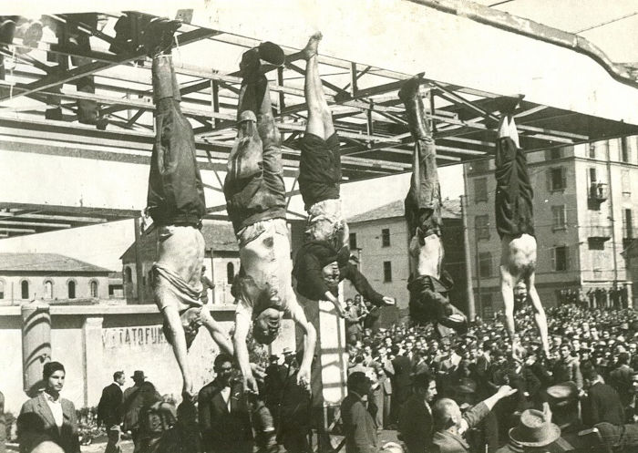 Corpos de Mussolini, sua amante e de outros líderes do fascismo italiano pendurados em uma praça.