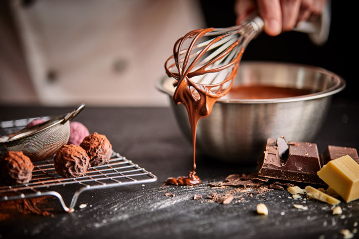 Chocolate derretido exemplificando a mudança de estado físico fusão.