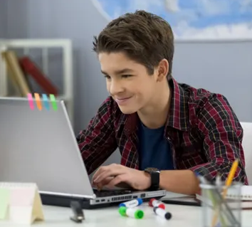 Estudante em frente a notebook