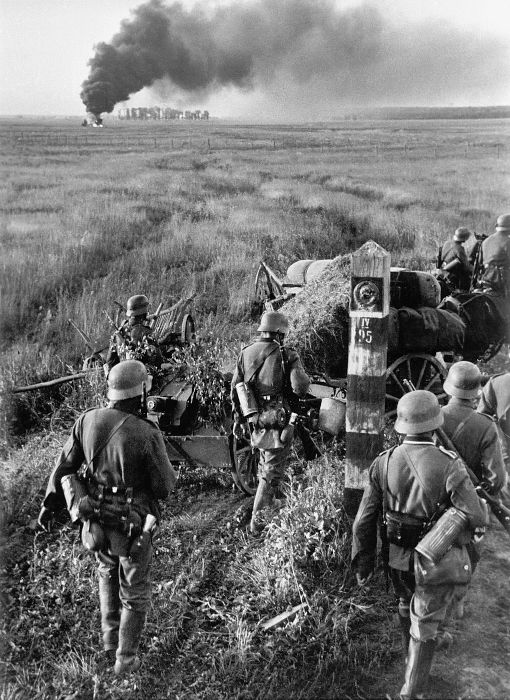 Soldados alemães cruzando a fronteira soviética durante a chamada Operação Barbarossa.
