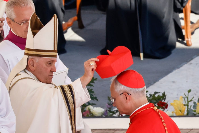 Momento em que o Papa Francisco nomeou Robert Prevost (agora Papa Leão XIV) como cardeal de Santa Mônica.[2]