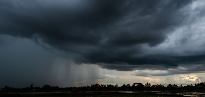 Nuvens densas e pesadas de chuva caracterizando a chegada de uma frente fria.
