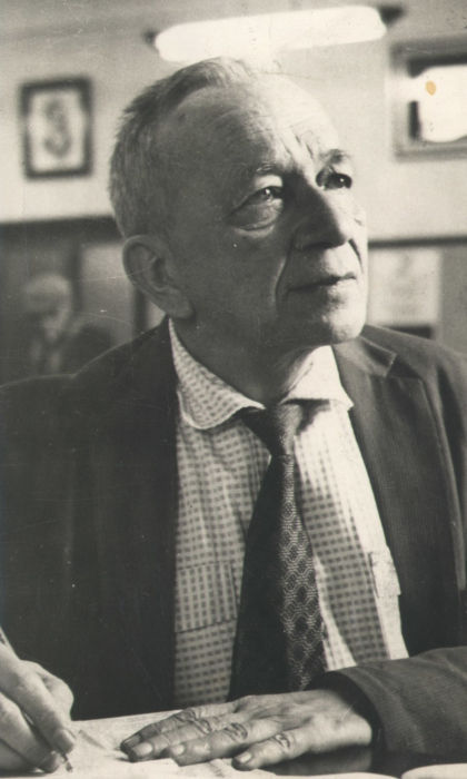 Mário Quintana, poeta brasileiro, escrevendo.