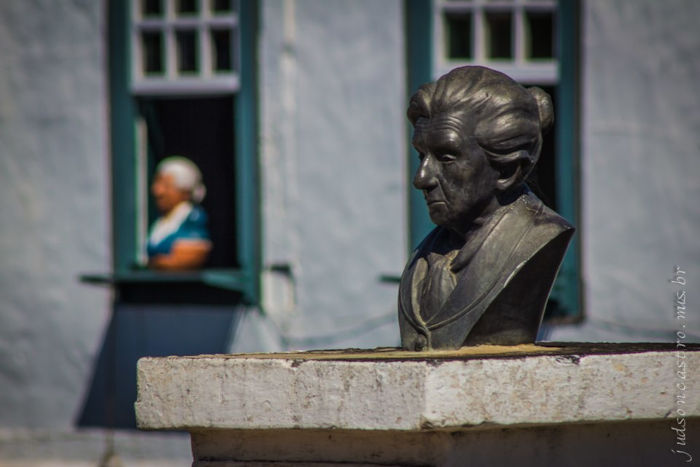 Busto de cora Coralina, poetisa brasileira, na cidade de Goiás.