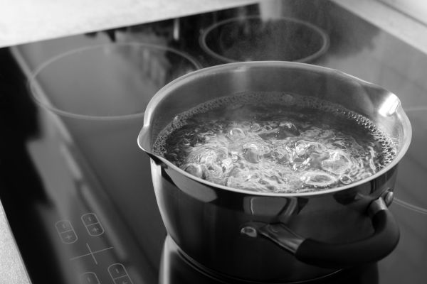 Processo de ebulição da água em uma panela de alumínio. Processo de ebulição da água em uma panela de alumínio.
