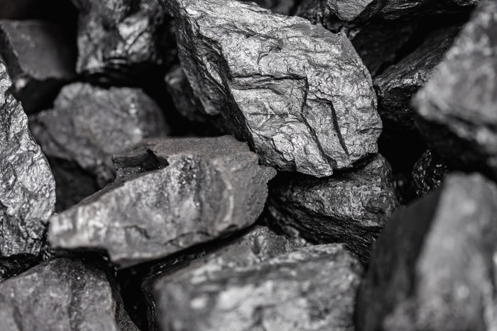 Pedaços de carvão mineral.