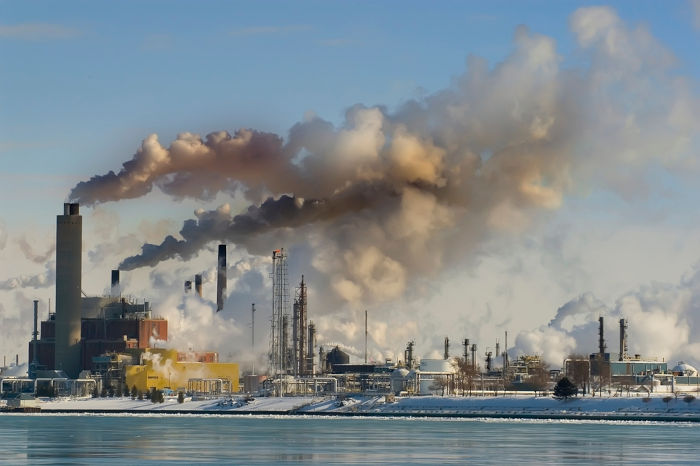 Indústrias emitindo gases do efeito estufa, a principal causa da ebulição global.
