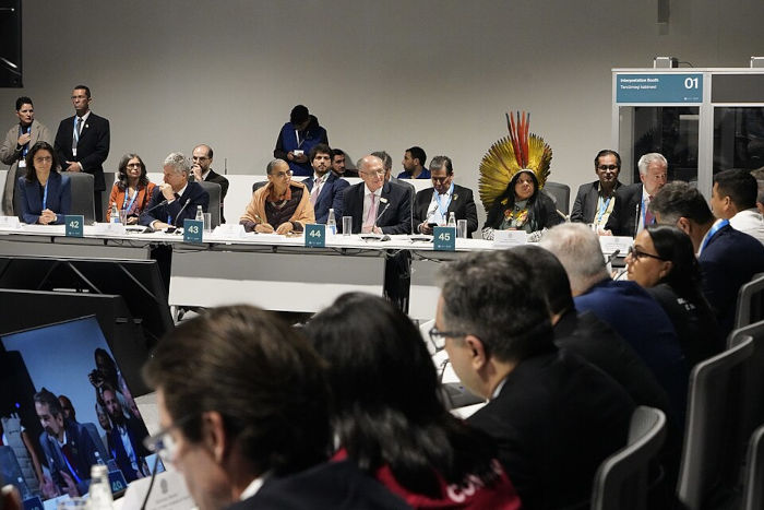 Líderes políticos e representantes civis durante reunião da COP 29, um exemplo do que ocorrerá na COP 30.