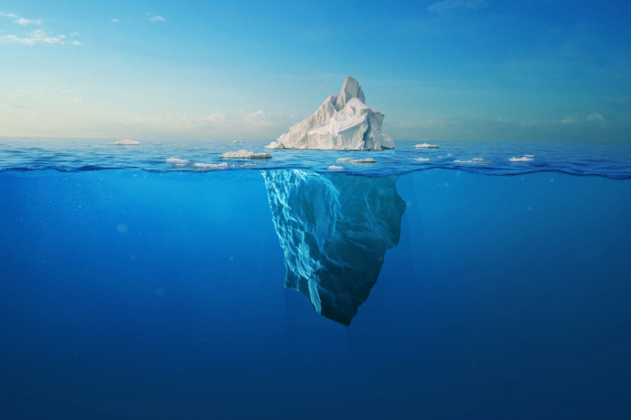 [imagem_principal] Iceberg flutuando no oceano.
