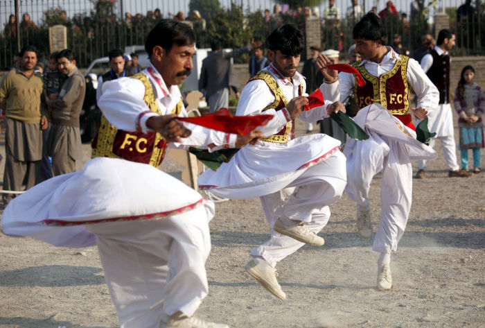 Homens paquistaneses fazendo dança conhecida como khattak.