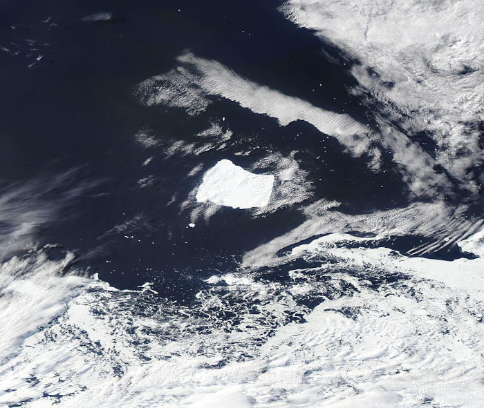 O iceberg A23a, em destaque no centro da imagem, é atualmente o maior do mundo.
