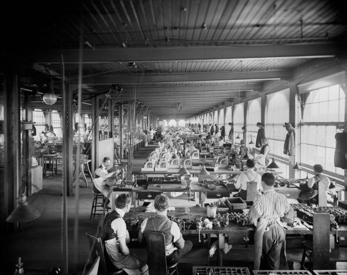 Pessoas trabalhando de acordo com o taylorismo, modelo de produção industrial desenvolvido por Frederick Taylor. [imagem_principal]