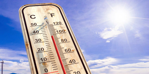 Termômetro medindo temperatura, um dos aspectos ligados à Termologia. Termômetro medindo temperatura, um dos aspectos ligados à Termologia.