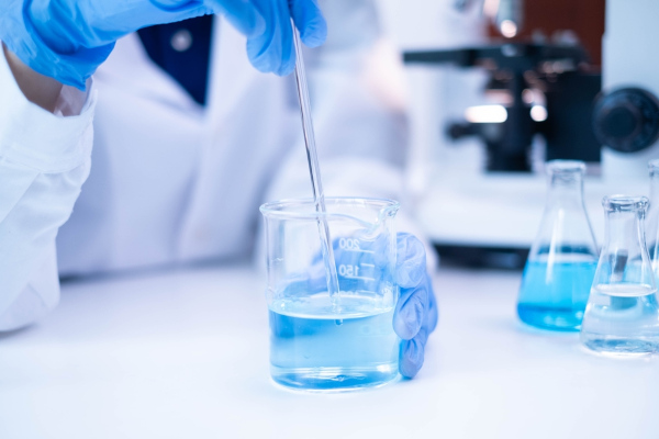 Cientista preparando uma solução em laboratório, onde se calcula a molaridade. Cientista preparando uma solução em laboratório, onde se calcula a molaridade.