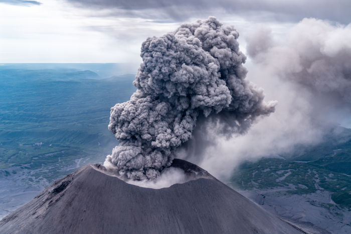 Vulcão em erupção, uma fonte natural de poluição do ar (ou poluição atmosférica).