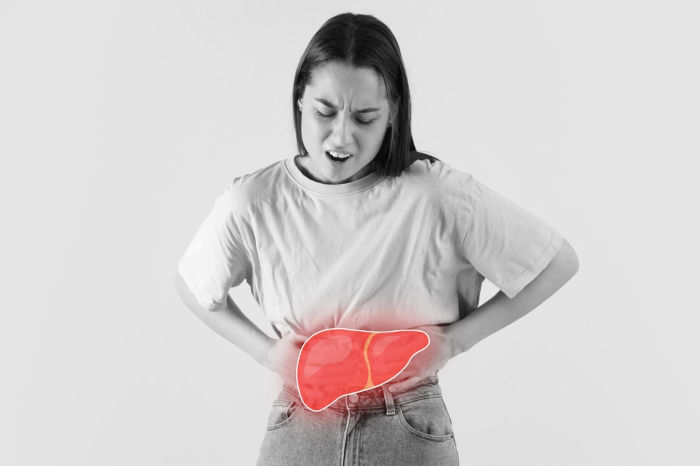 Desconforto na região abdominal, sintoma comum da hepatite.