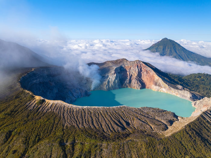 Exemplo de lago vulcânico na Indonésia, um dos tipos de lagos.