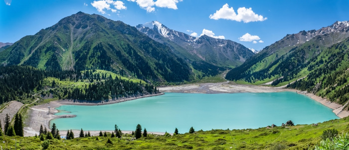 Paisagem na qual é possível ver um lago. [imagem_principal]