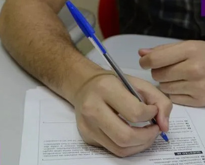 estudante escrevendo