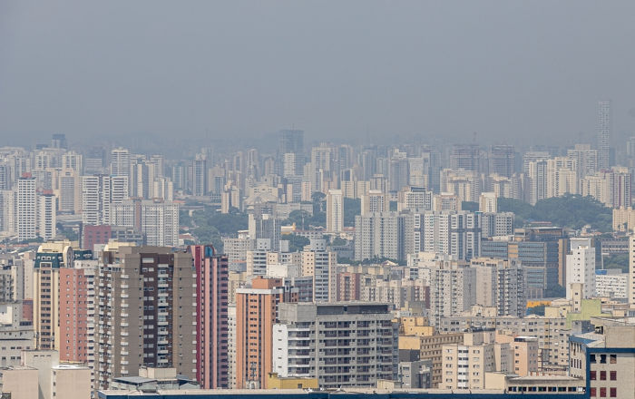 Região urbana da cidade de São Paulo na qual é possível perceber a poluição do ar (ou poluição atmosférica).