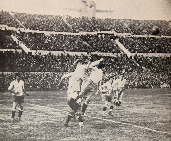 Final da primeira Copa do Mundo, travada entre Uruguai e Argentina em 1930.
