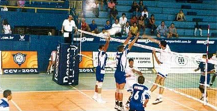 Fotografia de pessoas jogando voleibol em exercício da Uerj sobre lançamento vertical.