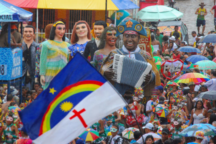 Bonecos de Olinda no Carnaval de Pernambuco, uma festa da cultura brasileira. [imagem_principal]